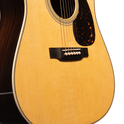 Martin Standard Series HD-28e, Spruce Top, East Indian Rosewood Back/Sides w/Fishman Electronics