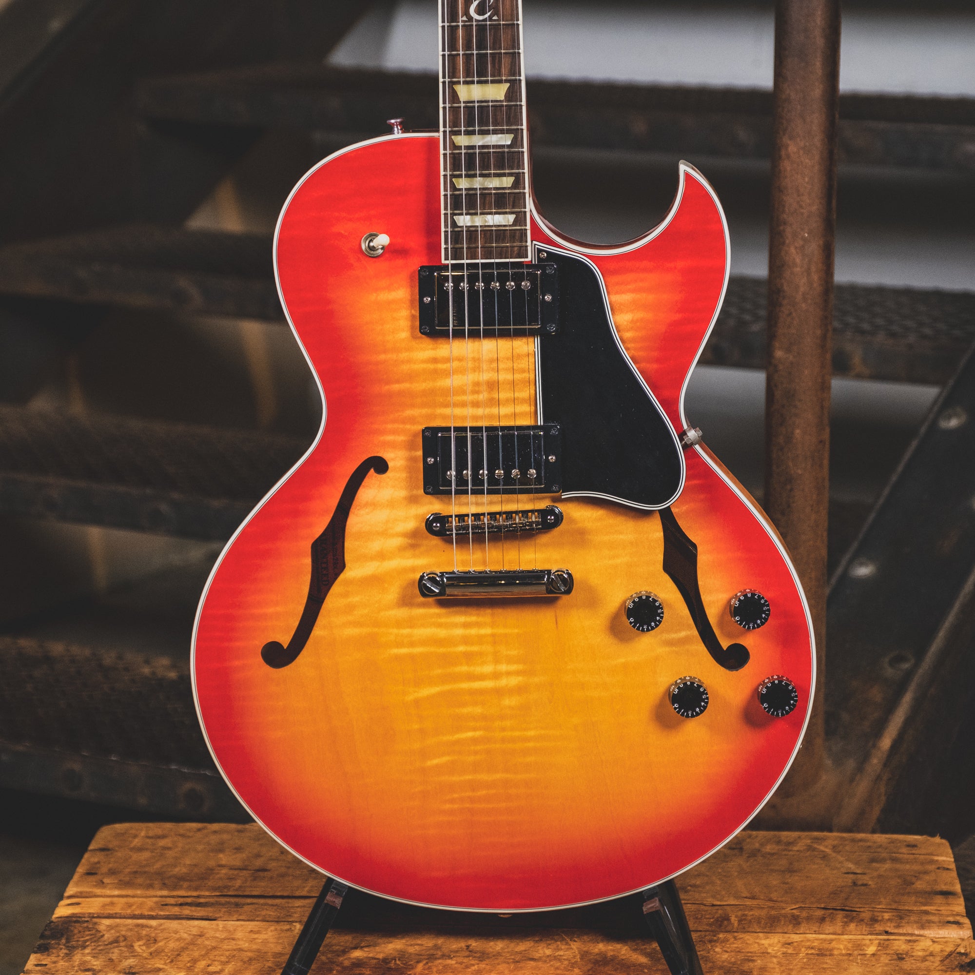2007 Gibson ES-137 Classic, Cherry Burst, OHSC - Used Electric