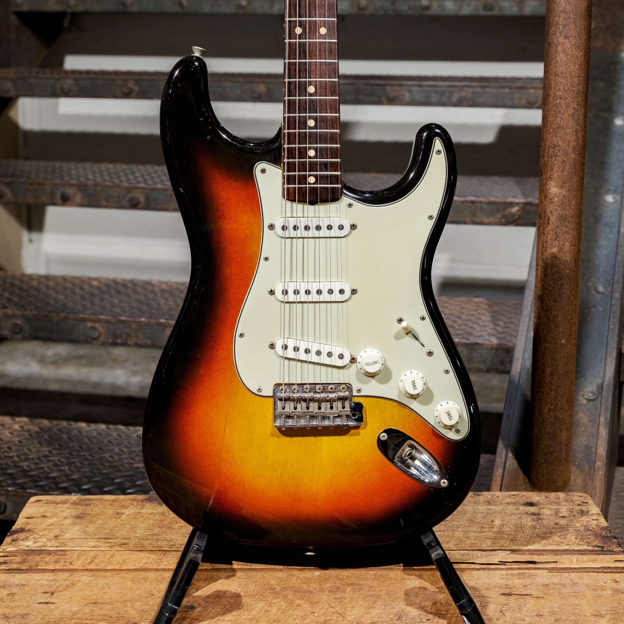 Fender Vintage 1963 Stratocaster, 3 Color Sunburst with OHSC