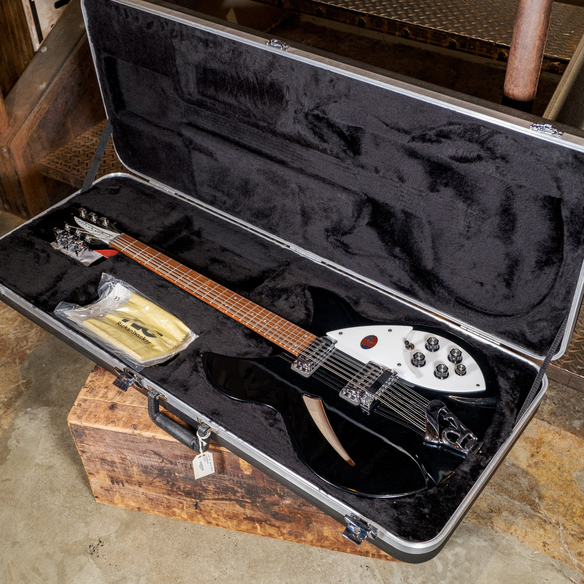 Rickenbacker 2017 330-12 Jetglo With OHSC - Used