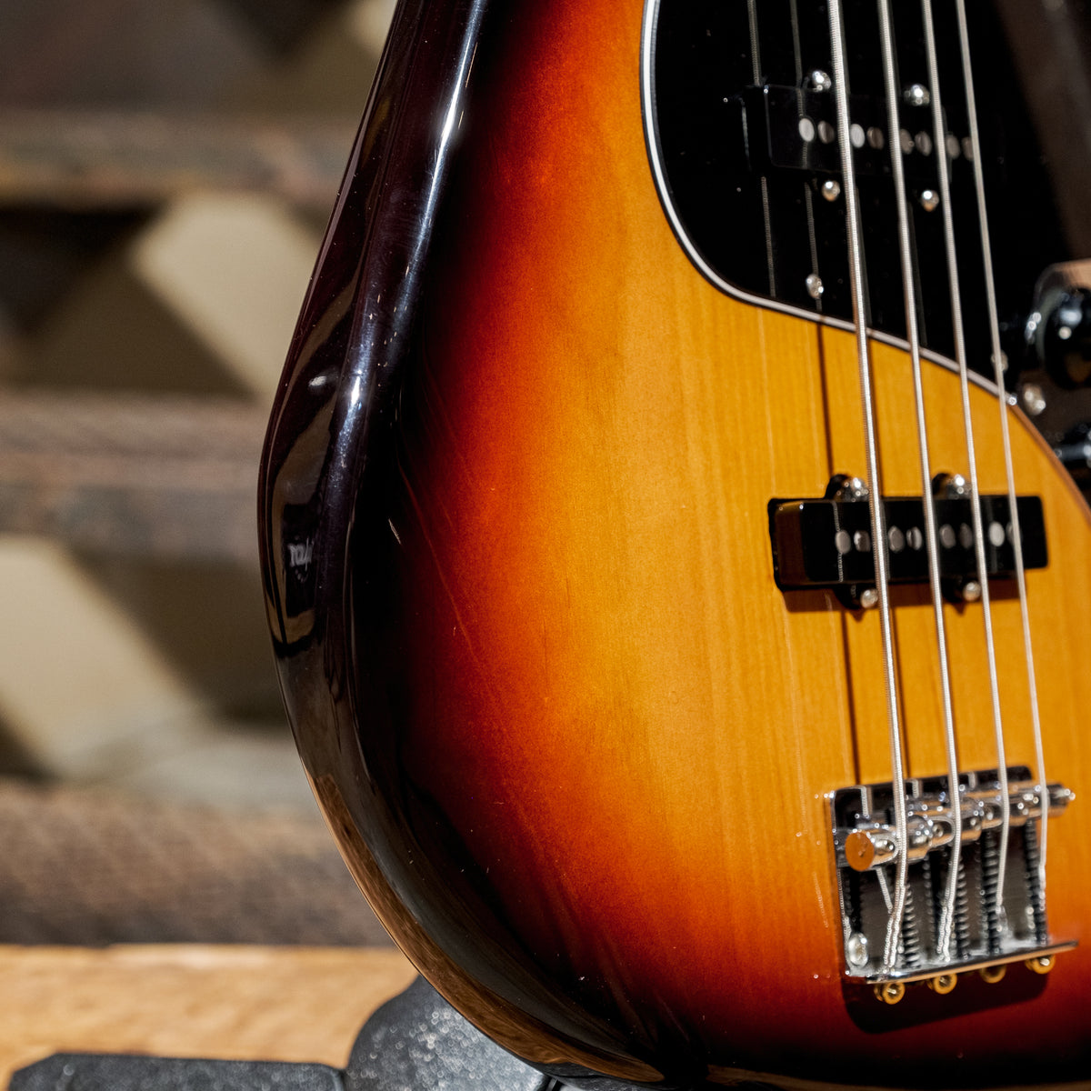 Fender 2015 Classic 70s Jazz Bass 3-Tone Sunburst With Gig Bag - Used