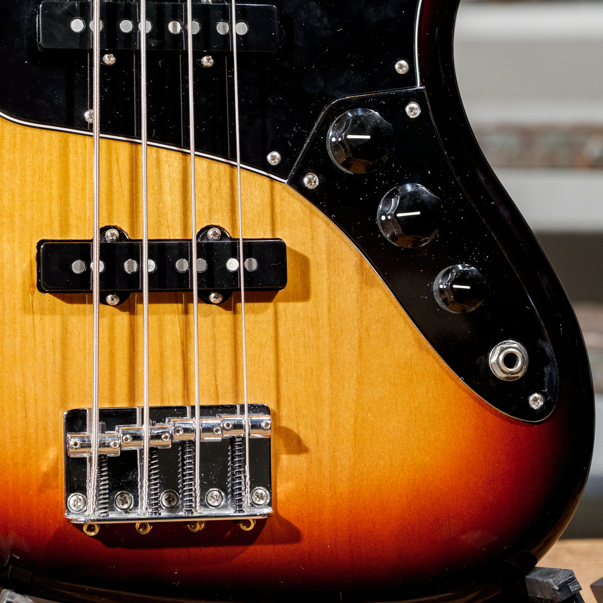 Fender 2015 Classic 70s Jazz Bass 3-Tone Sunburst With Gig Bag - Used