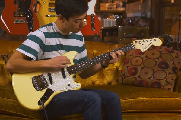 Snacks 111: Fender American Performer Mustang, Vintage White