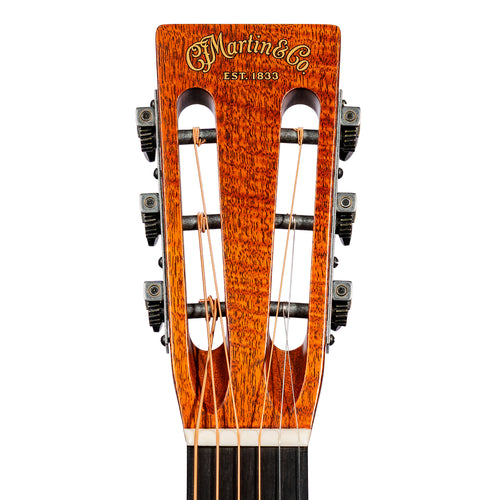Martin Custom Shop 00 Grand Concert Acoustic Guitar, 28 Style, Spruce/Flamed Mahogany, Ambertone