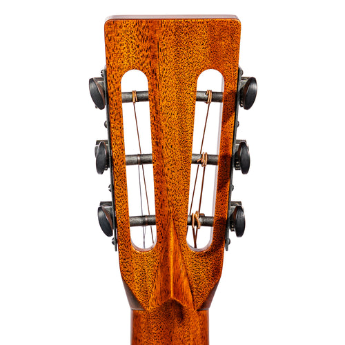 Martin Custom Shop 00 Grand Concert Acoustic Guitar, 28 Style, Spruce/Flamed Mahogany, Ambertone