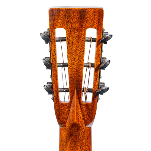 Martin Custom Shop 00 Grand Concert Acoustic Guitar, 28 Style, Italian Alpine Spruce/Wild Grain East Indian Rosewood