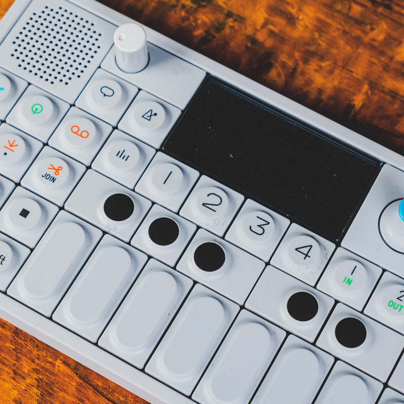 期間限定特別価格 Synthesizer Portable OP-1 Engineering Teenage w/Case Used - 鍵盤楽器