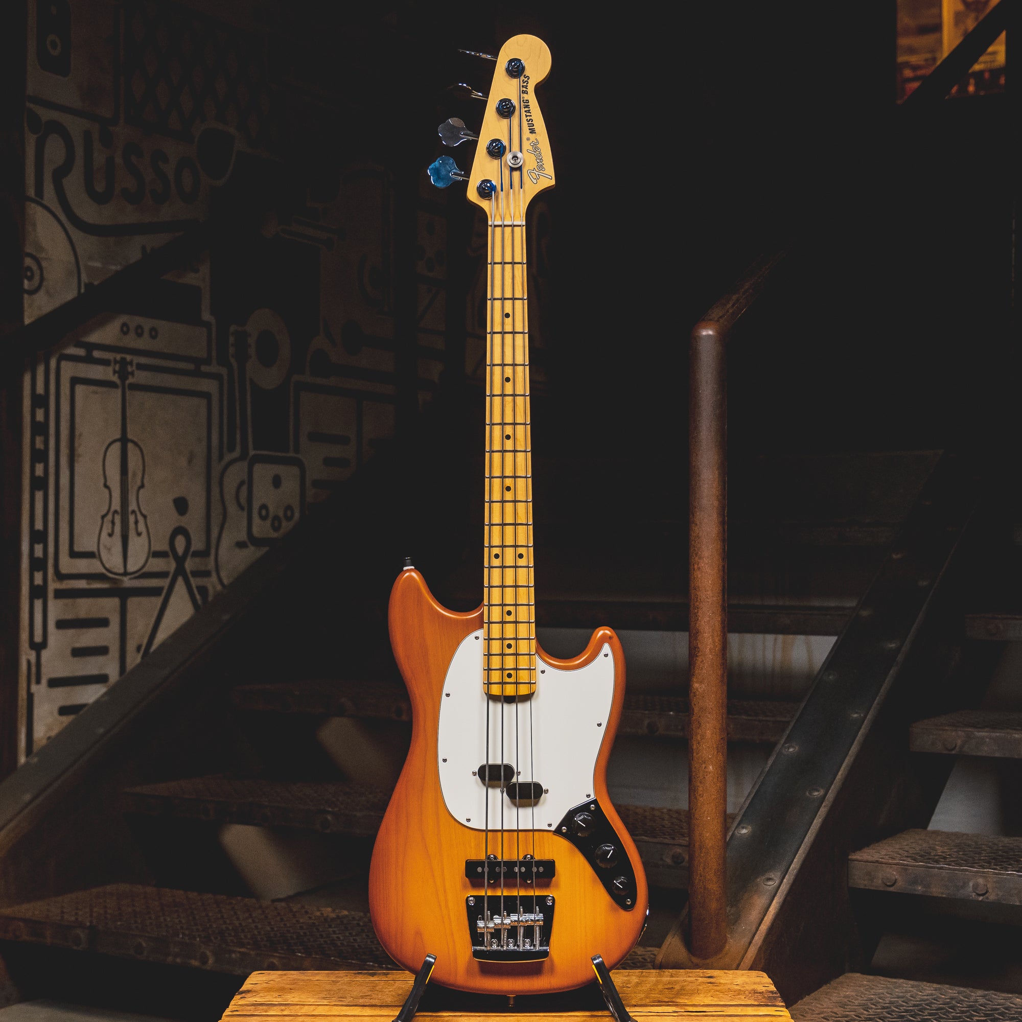 2022 Fender American Performer Mustang Bass, Honey Burst Satin w