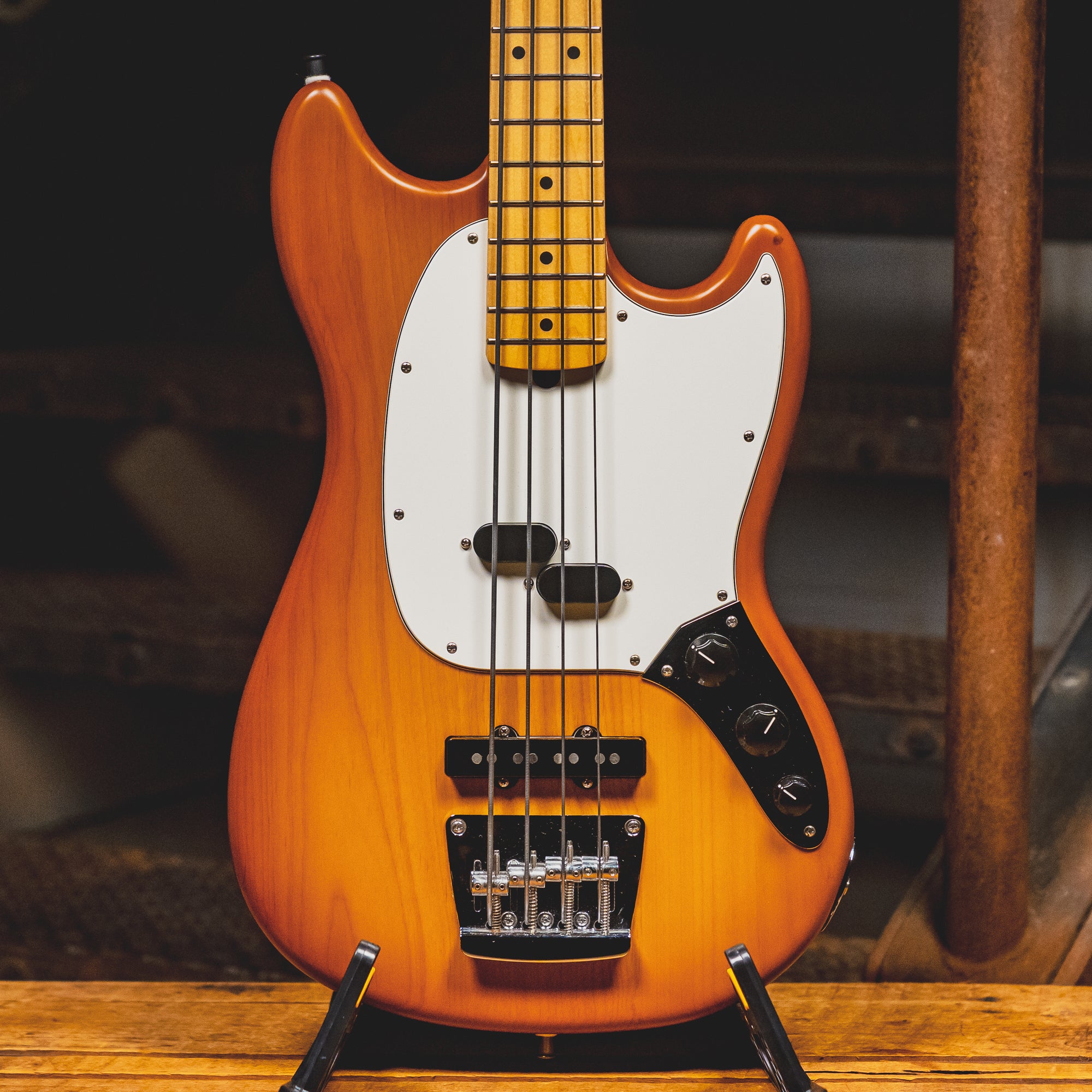 2022 Fender American Performer Mustang Bass, Honey Burst Satin w