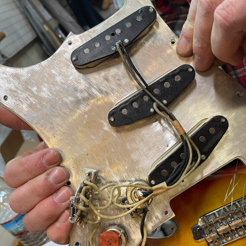 Fender Vintage 1963 Stratocaster, 3 Color Sunburst with OHSC