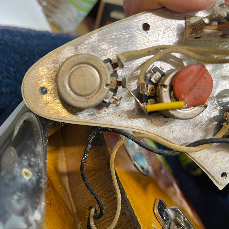 Fender Vintage 1963 Stratocaster, 3 Color Sunburst with OHSC