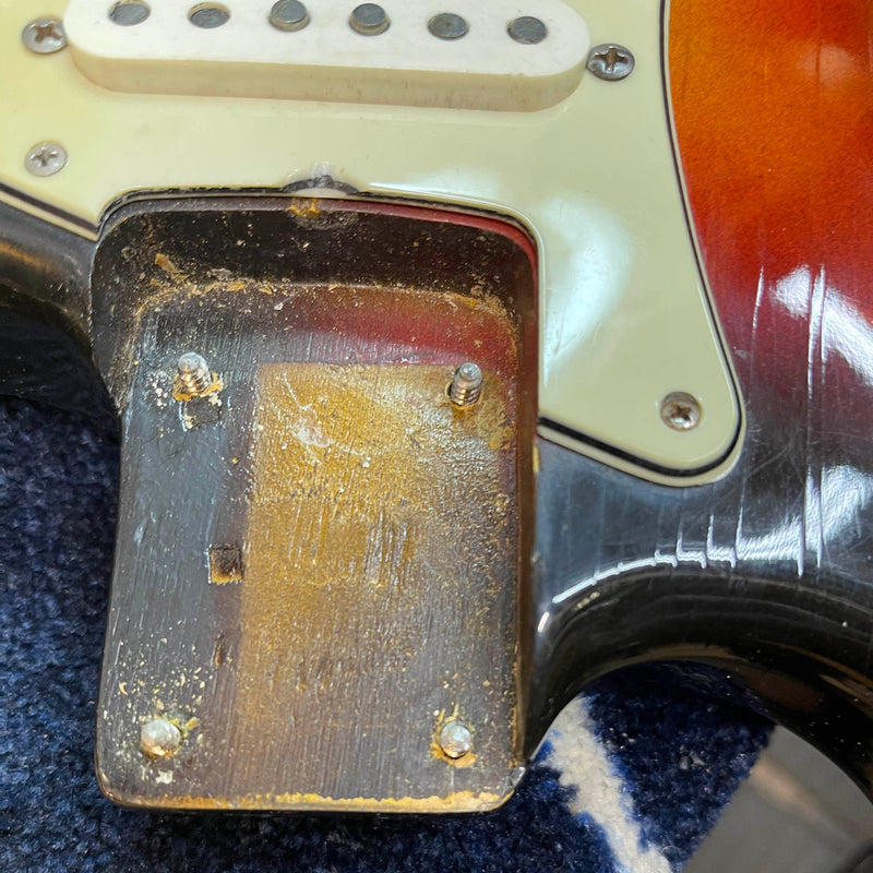Fender Vintage 1963 Stratocaster, 3 Color Sunburst with OHSC