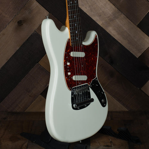 世界有名な Fender 2005 Mustang White CIJ - Used ギター