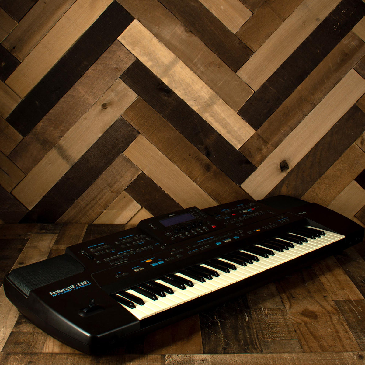 Roland 1995 E96 61 Key Intelligent Synthesizer - Used