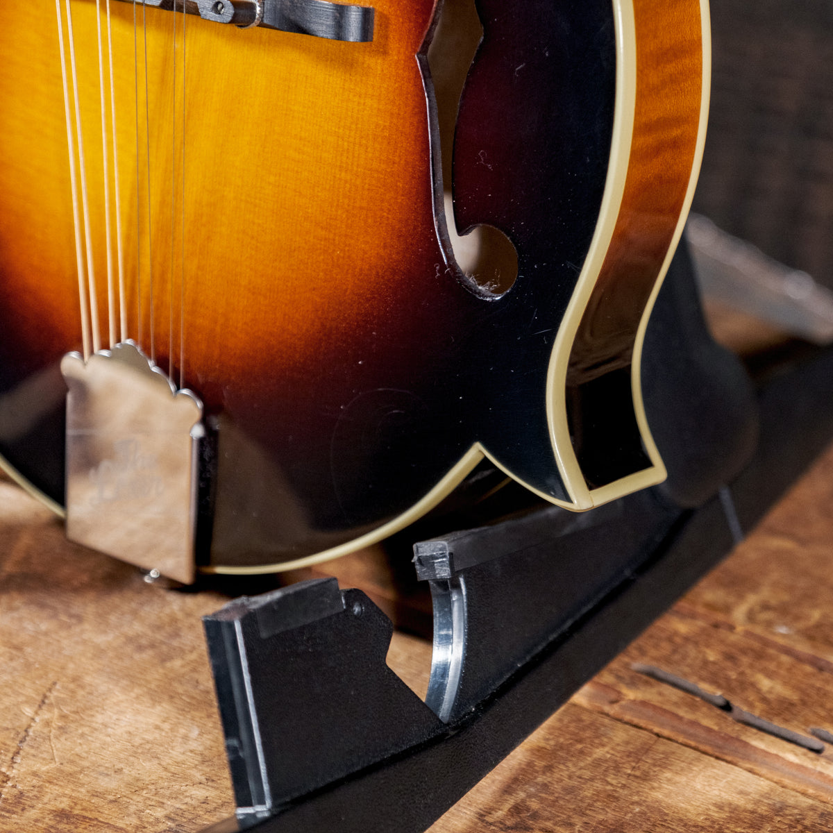 The Loar LM 520VS 3 Tone Sunburst With Hard Case - Used