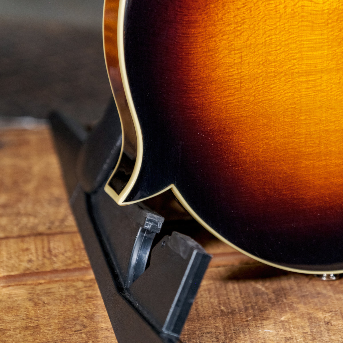 The Loar LM 520VS 3 Tone Sunburst With Hard Case - Used