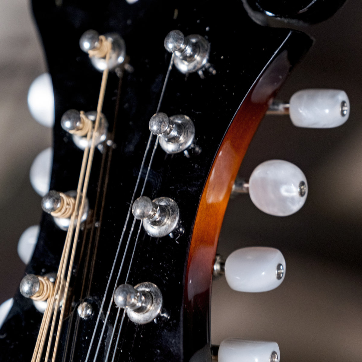The Loar LM 520VS 3 Tone Sunburst With Hard Case - Used