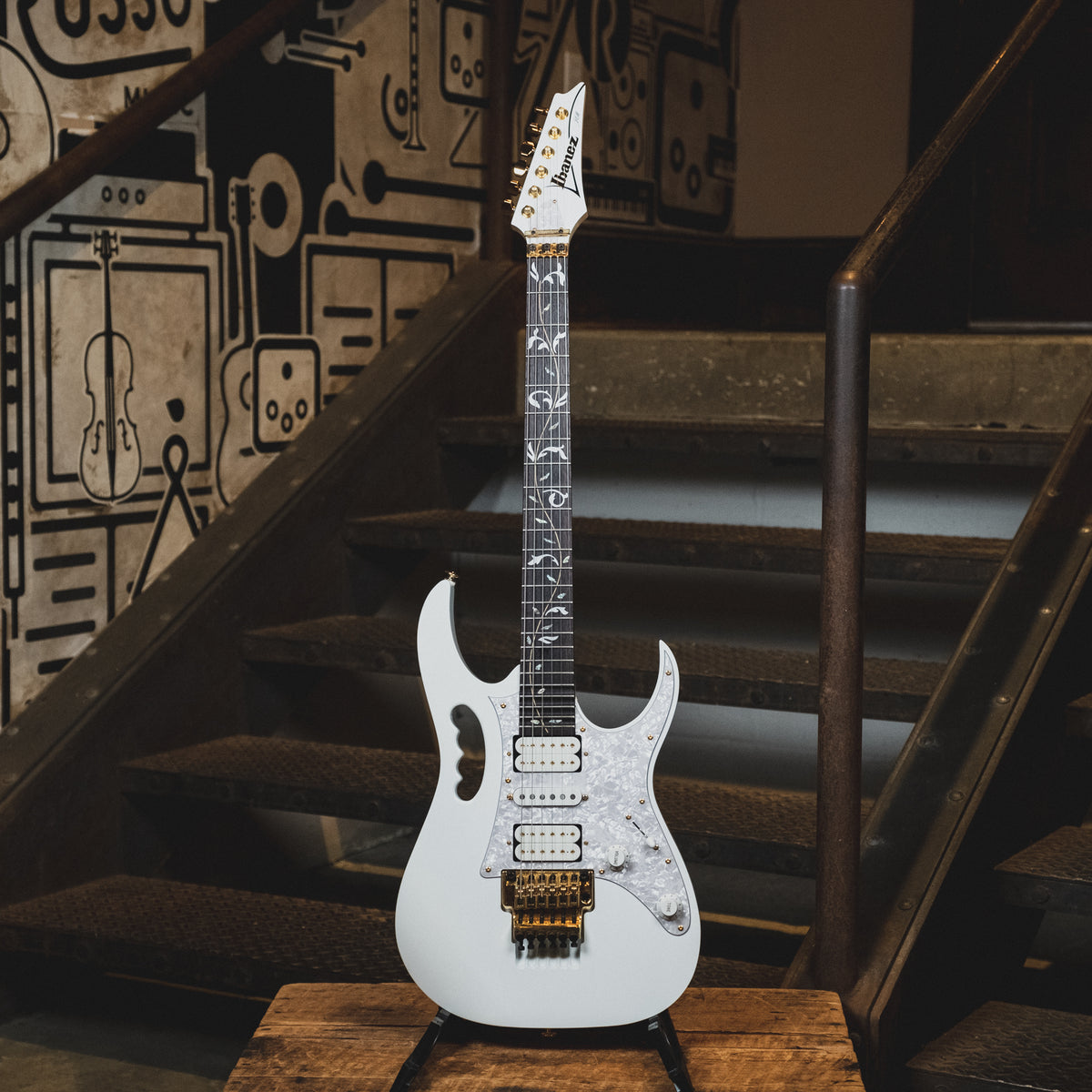 Ibanez 2013 Steve Vai Signature JEM7V-WH White With OHSC - Used