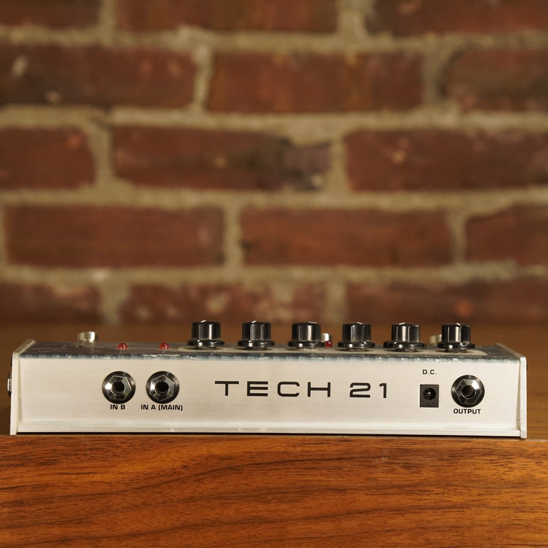 tech 21 vt bass deluxe pedal Tech21 VT Bass Deluxe Effect Pedal With Box