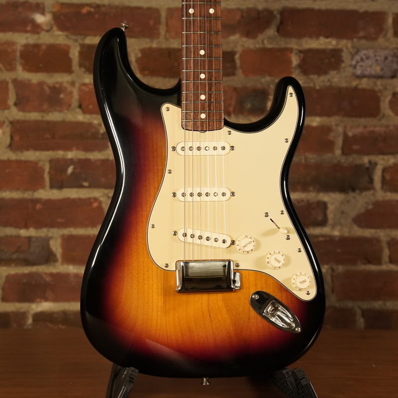 2005 Fender AVRI 62 Stratocaster 3 Tone Sunburst with Bag Used
