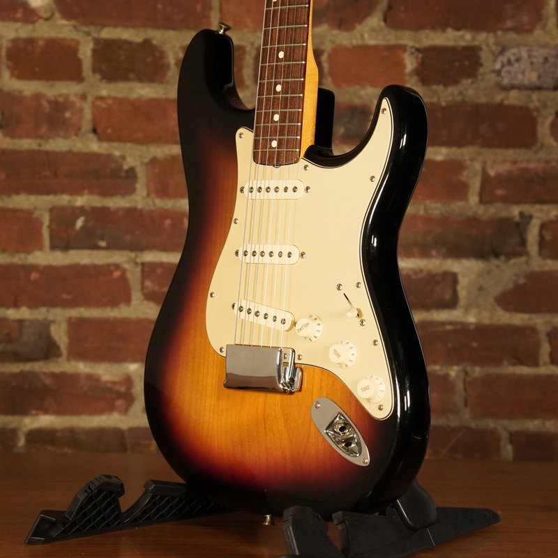 2005 Fender AVRI '62 Stratocaster 3-Tone Sunburst with Bag - Used