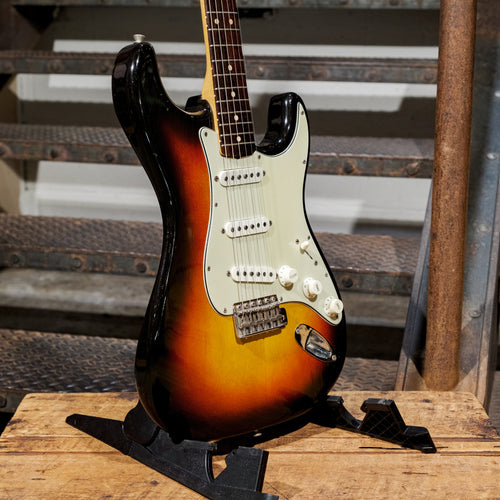 Fender Vintage 1963 Stratocaster, 3 Color Sunburst with OHSC