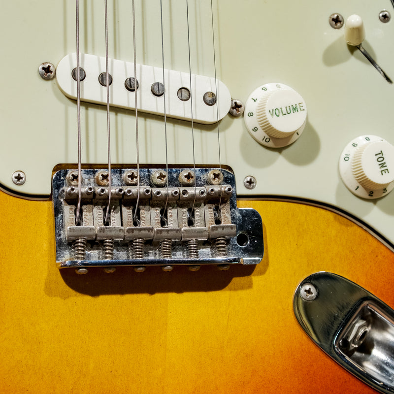 Fender Vintage 1963 Stratocaster, 3 Color Sunburst with OHSC