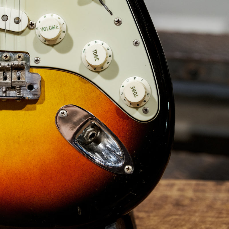 Fender Vintage 1963 Stratocaster, 3 Color Sunburst with OHSC