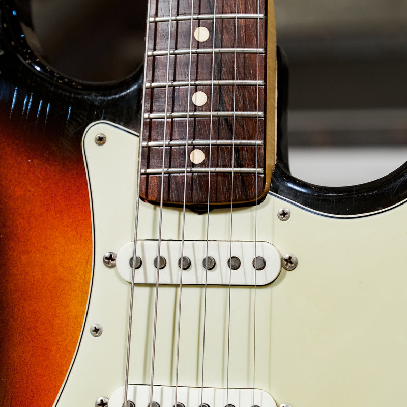 Fender Vintage 1963 Stratocaster, 3 Color Sunburst with OHSC