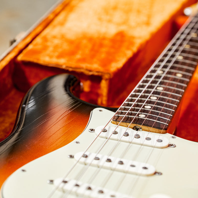 Fender Vintage 1963 Stratocaster, 3 Color Sunburst with OHSC
