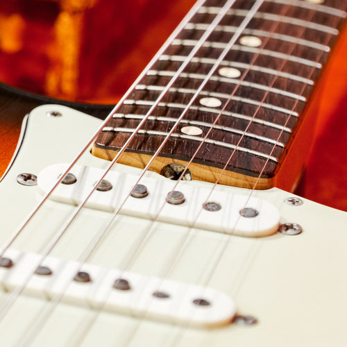 Fender Vintage 1963 Stratocaster, 3 Color Sunburst with OHSC