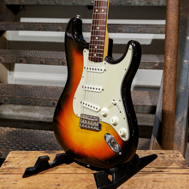 Fender Vintage 1963 Stratocaster, 3 Color Sunburst with OHSC