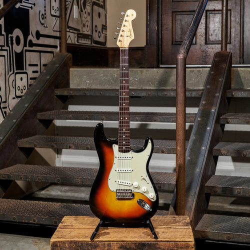 Fender Vintage 1963 Stratocaster, 3 Color Sunburst with OHSC