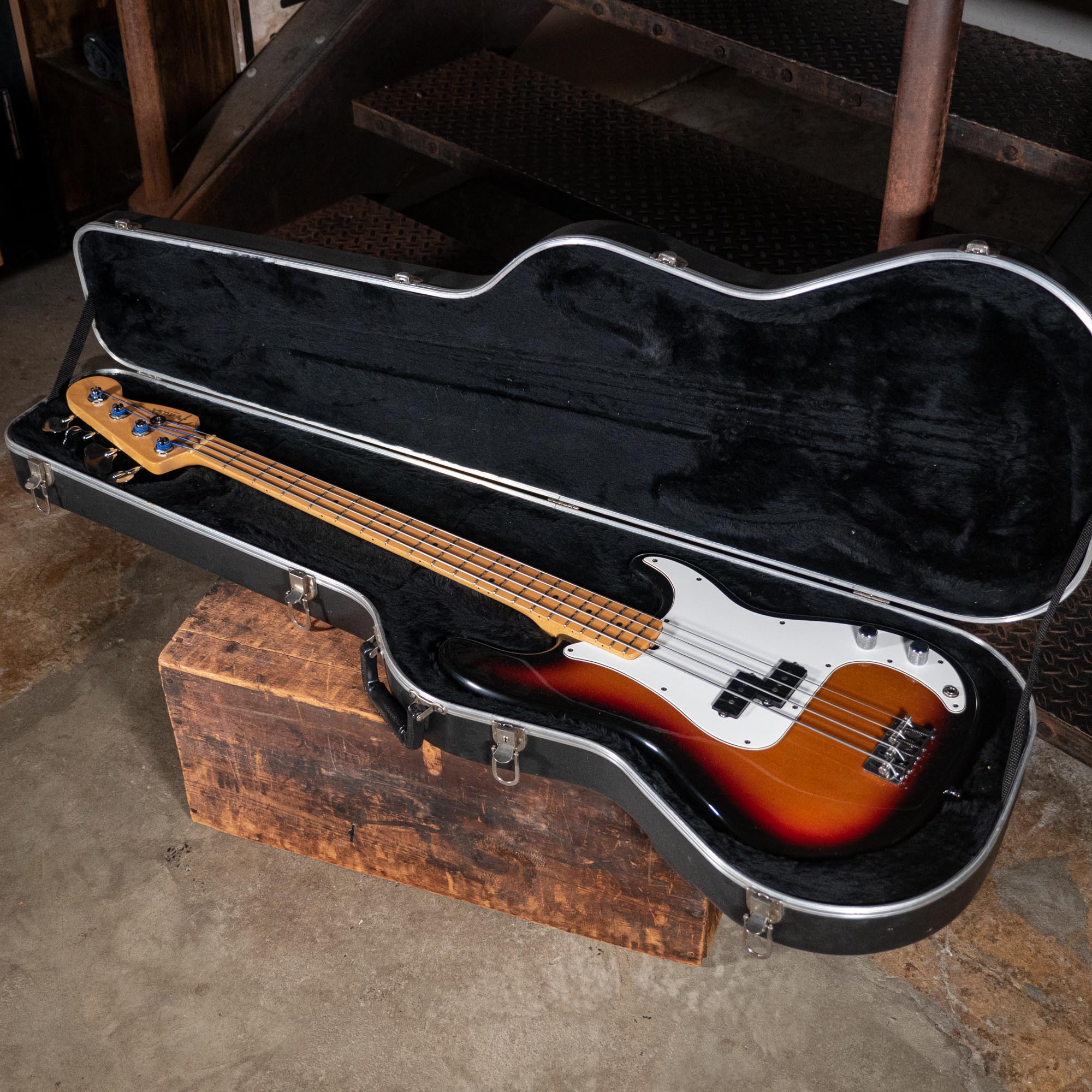 Fender 1998 American Standard Precision Bass 3 Tone Sunburst With