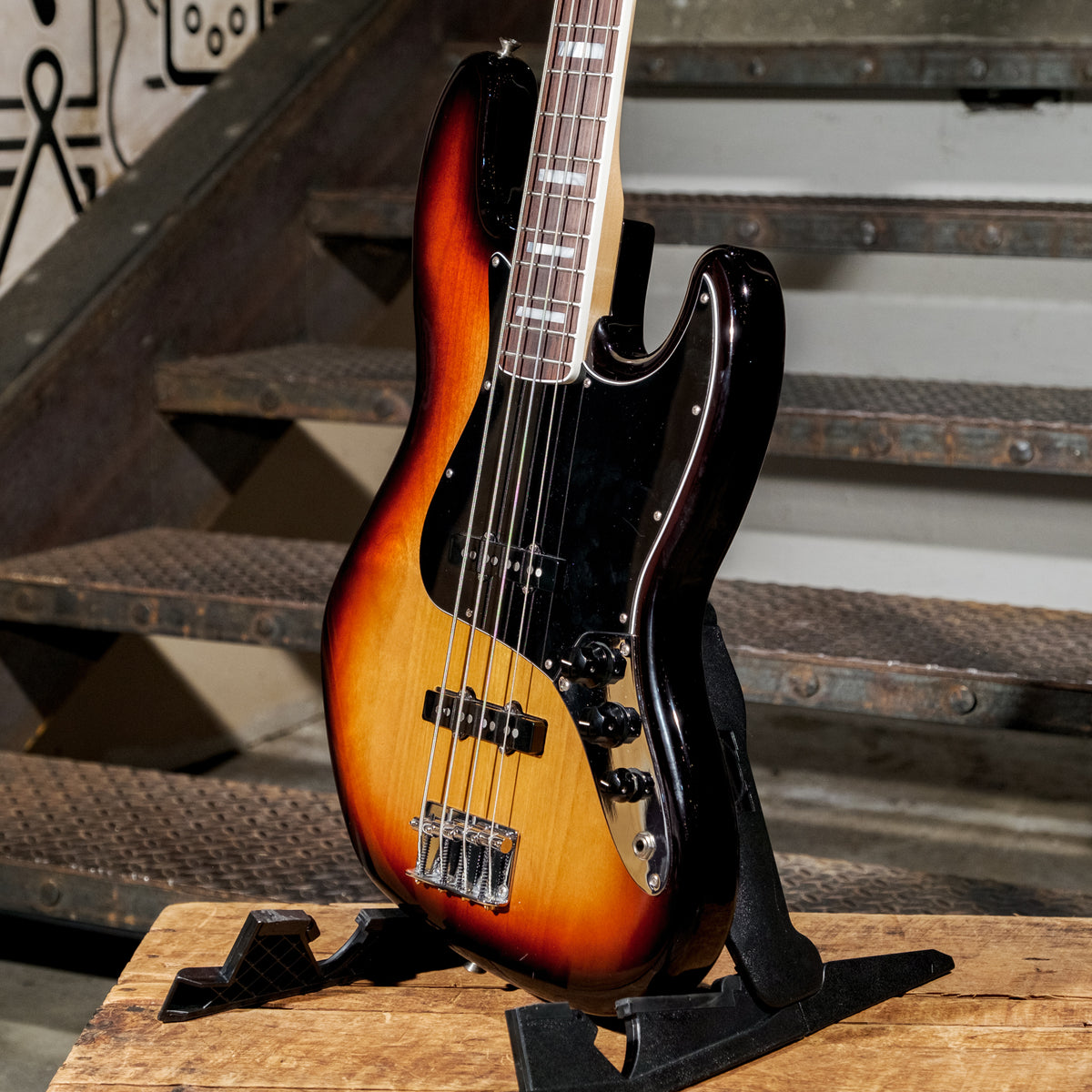 Fender 2015 Classic 70s Jazz Bass 3-Tone Sunburst With Gig Bag - Used